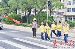 “馬路天使”車流中護(hù)送學(xué)童 十九年風(fēng)雨無阻