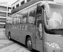 學生坐一趟校車要10塊錢 學校還要貼30多萬